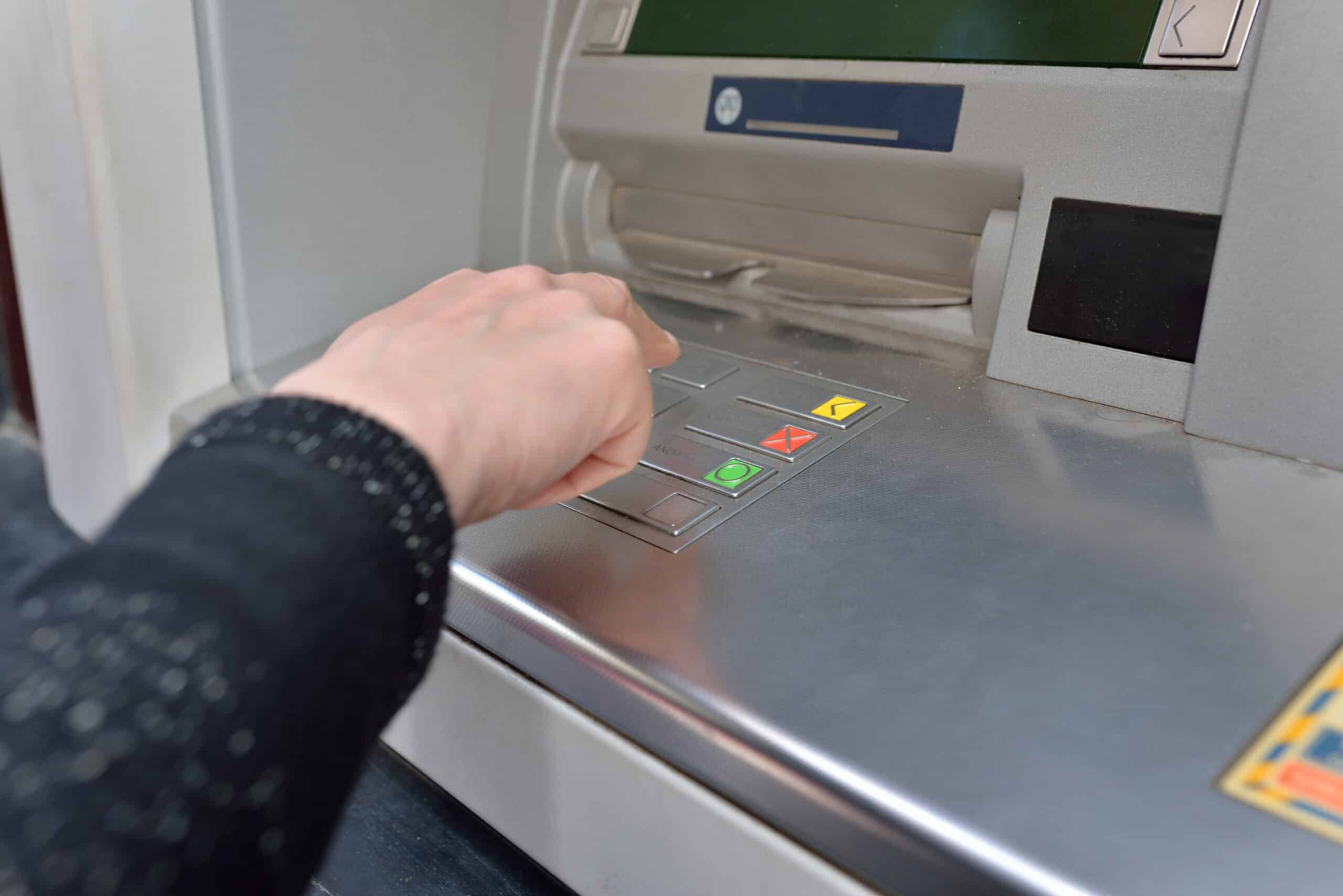 la soglia di segnalazione della banca sui movimenti al bancomat
