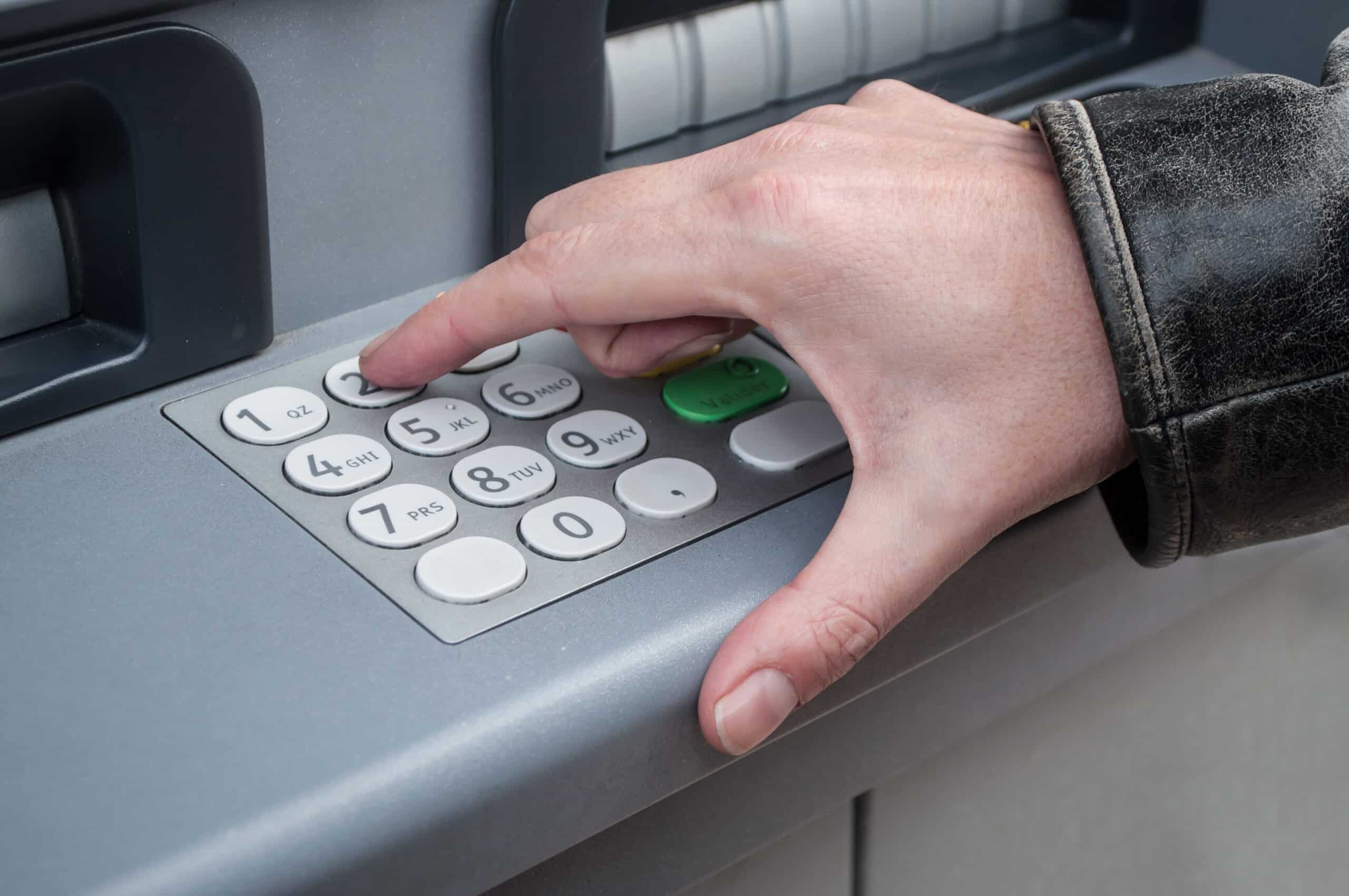 Controllo sul prelievo dal bancomat 2.000 euro